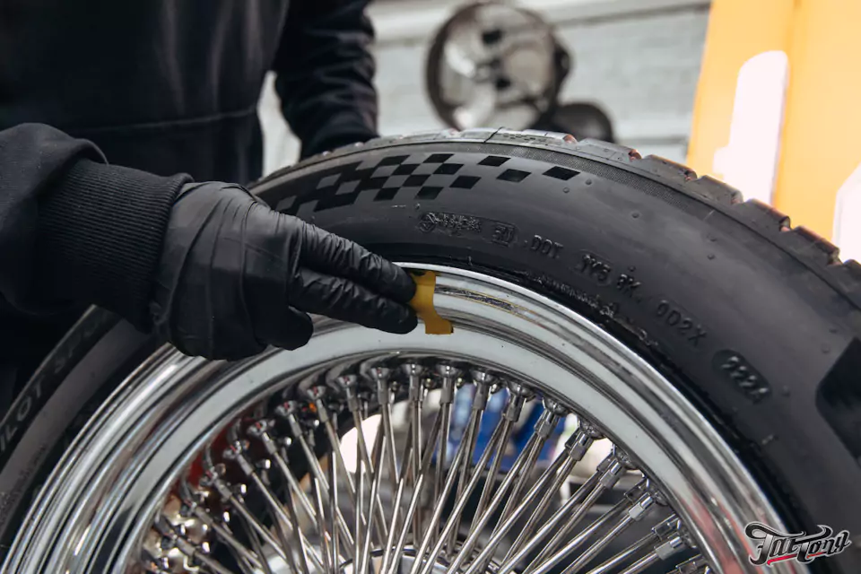 Фирменный шиномонтаж на стендах Hunter для Chevrolet Impala: собрали комплект колес Dayton Wire Wheels с системой knock-off!